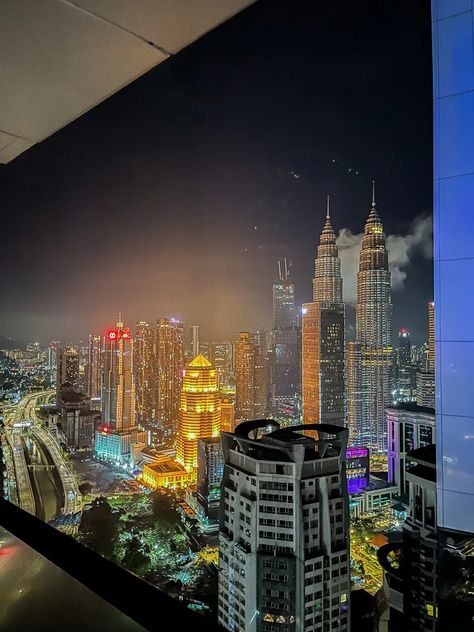 BEST Kuala Lumpur 2 Day Itinerary: How to Spend 2 Days in KL Kuala Lumpur Travel, Hotel Kuala Lumpur, Glass Bridge, Petronas Towers, Batu Caves, Forest Path, Kuala Lumpur Malaysia, Twin Towers, Forest Park