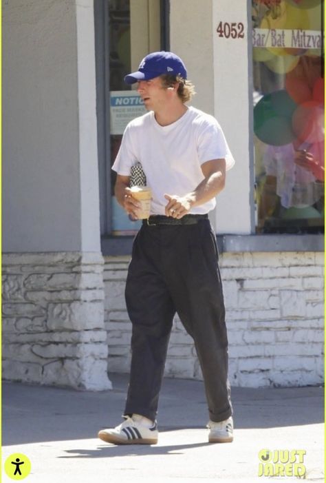 Mens Celebrity Street Style, Socal Outfit Aesthetic, Jeremy Allen White Street Style, Short Guy Outfits, White Converse Outfit, White Converse Outfits, Allen White, Jeremy Allen White, Outfits Hombre