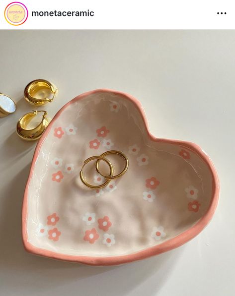 Ring Bowl Painting Ideas, Ceramic Heart Bowl, Jewelry Ceramic Holder, Jewelry Bowl Painting Ideas, Hand Painted Bowls Ideas, Clay Bowls Diy, Diy Jewelry Dish, Diy Jewellery Dish, Diy Jewelry Tray