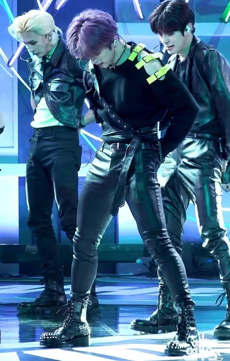 Lee Know Stage Outfit, Boyfriend Kpop, Lee Minho Stray Kids, Funny Yugioh Cards, Kpop Concert Outfit, Hot Kpop, Lee Know Stray Kids, Lee Minho, Popular Outfits