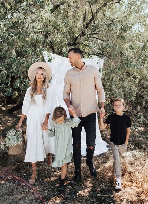 best spring outfits for family photoshoots Spring Family Photoshoot, Boho Family Photos, Neutral Family Photos, Spring Family Pictures, Family Photography Outfits, Family Portrait Outfits, Summer Family Pictures, Family Photo Colors, Photography Outfits