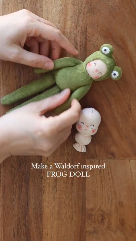 Make your own! Tutorial available in the Creative Circle membership (on Patreon). How To Make Felt Dolls, Diy Posable Doll, How To Sew Dolls, Felt Dolls Patterns Free, Diy Doll Easy, Diy Doll Accessories, Fabric Dolls Tutorial, Plushies Diy, Making Felt