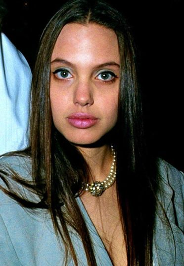 young Angelina Jolie Angelina Jolie Eyes, Angie Jolie, Angelina Jolie Photoshoot, Angelina Jolie Young, Aesthetic Procedures, Paris And Nicole, Shiloh Jolie, Angelina Jolie Style, Couples Book