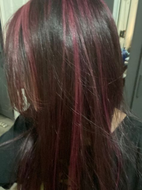 Hair Dye Highlights Brunettes, Hair Dye Ideas Pink Highlights, Y2k Red Highlights, Y2k Hair Pink Highlights, Dark Brunette Hair Aesthetic, Dark Pink Hair Streaks, Magenta Streaks In Brown Hair, Hair Dye Colors Highlights, Red Purple Hair Highlights