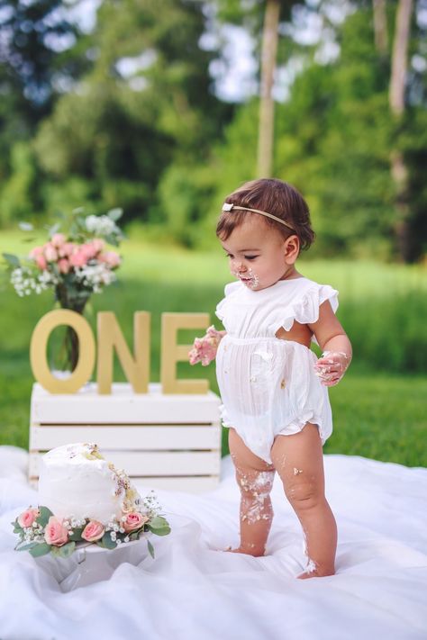 1 Year Photoshoot Ideas Outside, Daisy First Birthday Photoshoot, At Home 1st Birthday Photoshoot, 1st Birthday Photography, 1 Year Birthday Photoshoot Ideas, One Year Baby Photo Ideas, Outdoor 1st Birthday Pictures, 1st Bday Photoshoot, 1st Birthday Photoshoot Outdoor