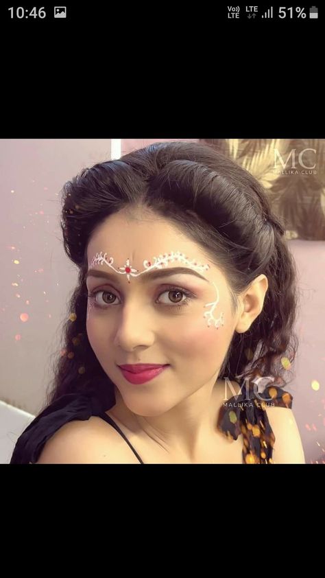 Radha Forehead Design, Radharani Makeup Look, Radha Bindi Design, Radha Eye Makeup, Gopi Dots Face Paintings, Radha Makeup Look, Radha Costume, Krishna Makeup, Gopi Dots