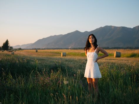 Flower Field Pics Aesthetic, Senior Picture Ideas California, Photo Shoot Ideas Senior Pics, Cute Field Pictures, Flower Fields Photoshoot, Sunset Field Photoshoot, Senior Picture Dresses, Senior Picture Ideas Summer, Flower Field Outfit