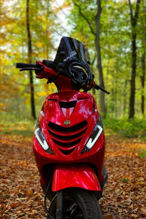 Piaggio Zip, Scooter 50cc, Scooter Custom, Cool Nike Wallpapers, Candy Red, Motor Scooters, Nike Wallpaper, Sports Bikes Motorcycles, Audi Cars