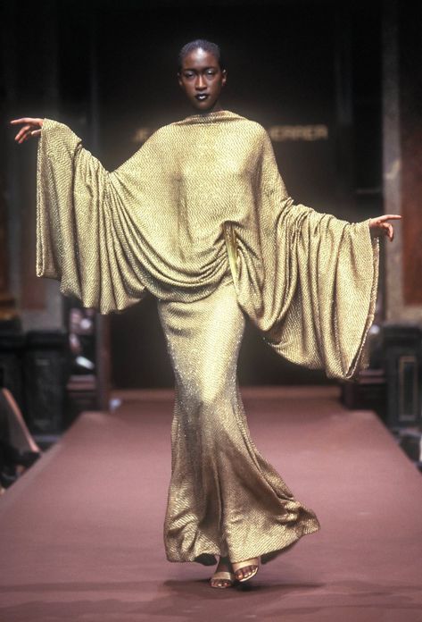 Jean Louis Scherrer, Runway Fashion Couture, Naomi Campbell, Glam Dresses, Couture Fashion, 90s Fashion, Pretty Dresses, Runway Fashion, Fashion Inspo Outfits