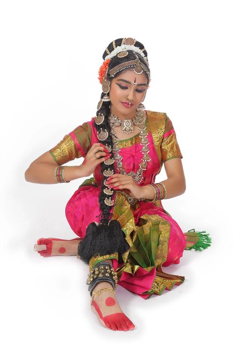 Baratha Natyam Photography, Bharatnatyam Dance, Bharatanatyam Costume, Bharatanatyam Dancer, Indian Classical Dancer, Bharatanatyam Poses, Dance Of India, Wife Clothes, Indian Women Painting