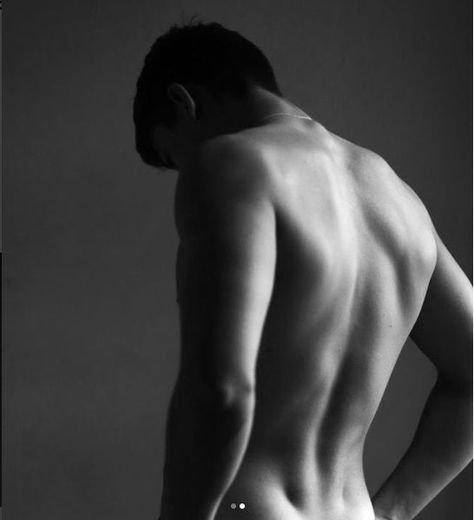 Brian Altemus (@brianaltemus) Male Model Back View, Boudier Pic Poses Men, Naked Man Lying Down Pose, Male Back Photography, Back Pics Man, Male Body Aesthetics Photography, Men Budoir Photography, Manly Photoshoot, Male Budoir Sessions