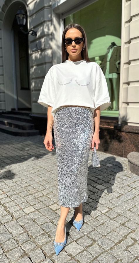 White Sequin Skirt Outfit, Silver Metallic Skirt Outfit, Sequin Maxi Skirt Outfit, Silver Skirt Outfits, Metallic Skirt Outfit, White Sequin Skirt, Sequin Babydoll Dress, White Skirt Outfits, Glamour Outfit