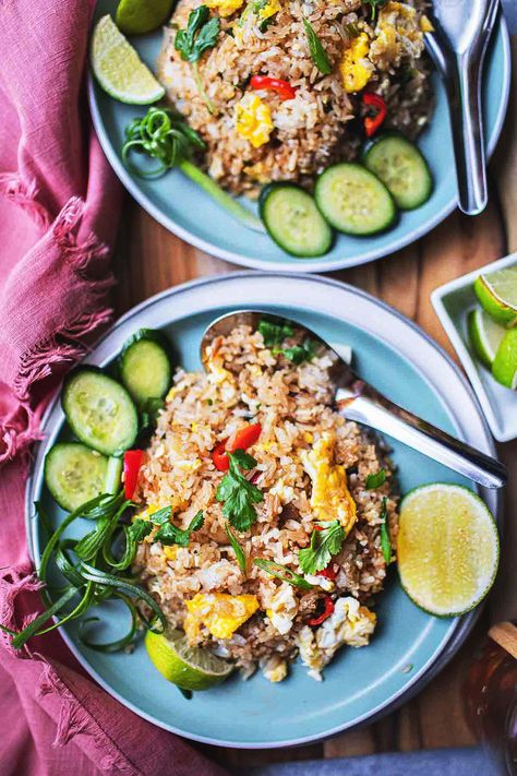 Fried Rice Recipe Vegetarian, Thai Fried Rice Recipe, Fried Rice Thai, Thai Steak, Khao Pad, Recipe With Eggs, Authentic Thai Recipes, Basil Fried Rice, Vegetarian Fried Rice