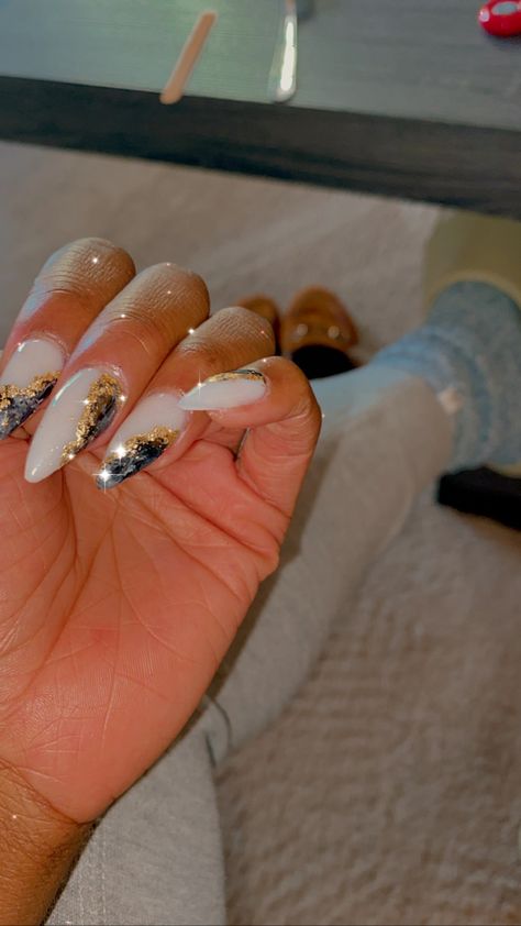 Black With Gold Flakes Nails, Jayda Nails, Marble Nails Gold Flakes, White Black And Gold Nails, Silver Flake Nails, Black Nails With Gold Flakes, Nails With Foil Flakes, Gold Flakes Nails, Nails Gold Flakes