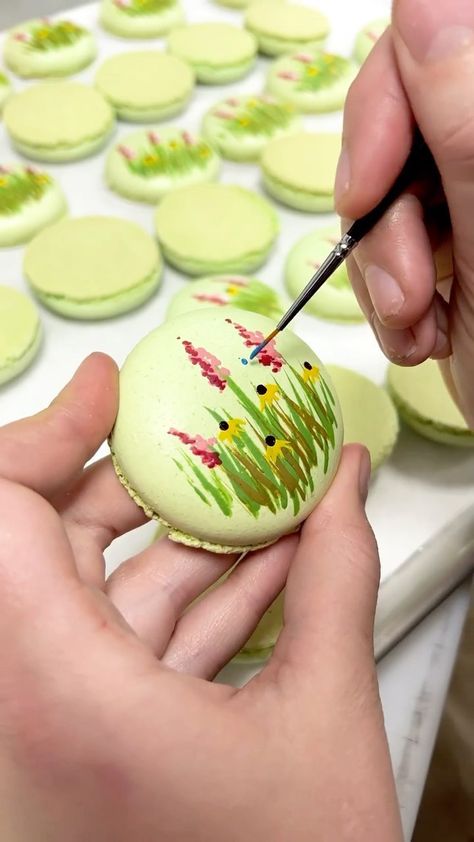 Cute Macaron Designs, Hand Painted Macarons, Macaron Decoration Ideas, Macarons Painting, Creative Macarons, Macarons Decoration, Macaron Painting, Macarons Design, Painted Macarons