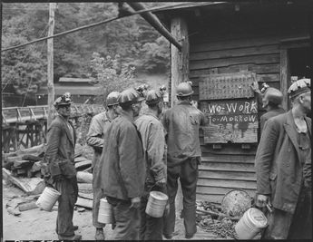 19 Rare Vintage Photos That Show Kentucky's Coal Mining History Kentucky Mountains, Hazard Kentucky, Harlan Kentucky, Harlan County, Appalachian History, Appalachian People, Mountain People, Wheeling Wv, Coal Miners