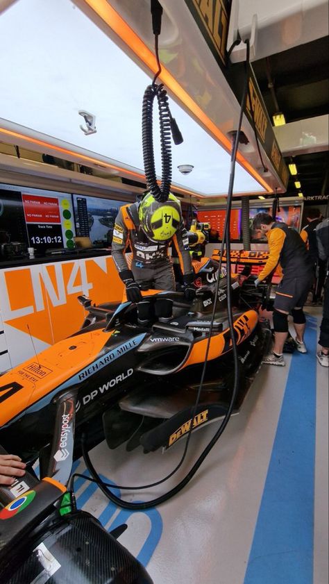 Mclaren Garage F1, Mclaren Garage, Racing Thoughts, Formula Racing, Mclaren F1, Checkered Flag, Michael Schumacher, Instagram Photo Ideas Posts, Lando Norris