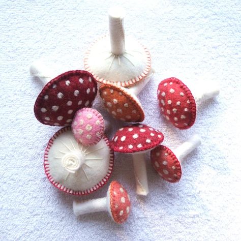 felt mushrooms  -- @Georgie Cancikova Sittig can you make these for Lucy Loo?i will get supplies and try to, need to finish a quilt first. They will be the next priority. Felt Mushroom, Mushroom Crafts, Hobbit Hole, Felt Food, Felt Diy, Felt Toys, Felt Ornaments, Felt Art, Felt Flowers