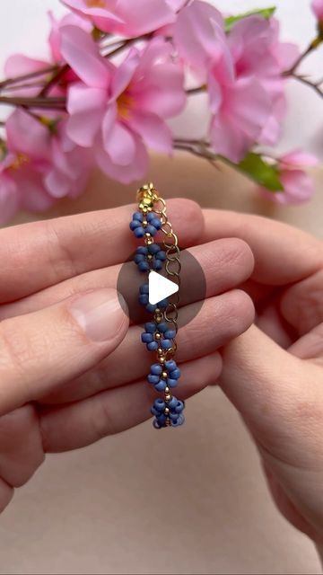 Daisy Bracelets, New Bracelet, Bead Embroidery Tutorial, Trending Bracelets, Daisy Bracelet, Toho Beads, Beaded Jewlery, Beaded Jewelry Tutorials, Handmade Jewelry Tutorials