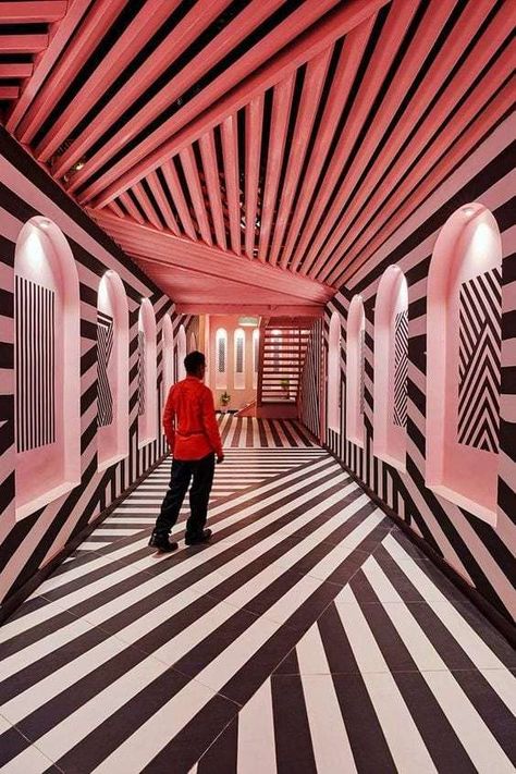 Pop Architecture, Pop Art Design Interior, Postmodern Interior Design, Estilo Kitsch, Postmodern Design, Pink Bar, Zebra Design, Design Del Prodotto, Pink Interior