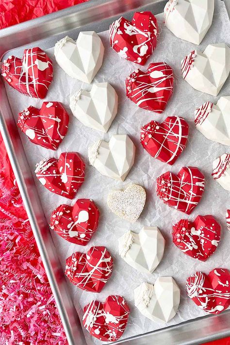 Instead of buying a chocolate box to give to your love on Valentine's Day, why not push past the limits of your own comfort level with a truly homemade dessert? Our einkorn flour mini heart cakes with an edible shell will be the perfect opportunity to show off your creativity! Read more. #einkornflour #cake #foodal Love Chocolate Heart, Heart Cake Pops Valentines Day, Heart Desserts Valentines Day, Chocolates Valentines Day, Treat Boxes Valentines Day, Valentine Mini Cakes, Mini Heart Cakes Valentine's Day, Valentines Dessert Box Ideas, Cake Love Valentine's Day