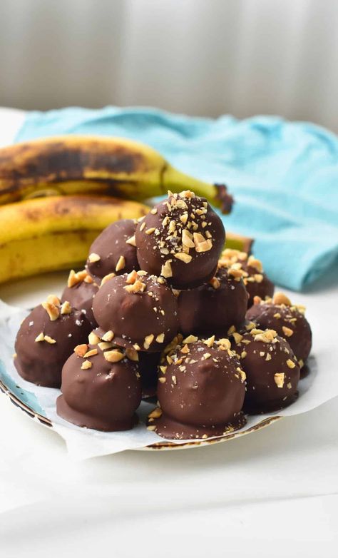 Banana Peanut Butter Balls (Ready in 20 Minutes) - The Conscious Plant Kitchen Banana Peanut Butter Balls, Healthy Snakes, Peanut Butter Chocolate Balls, Conscious Plant Kitchen, Simple Treats, Pancake Bites, Banana Peanut Butter, Chocolate Balls, Plant Based Desserts