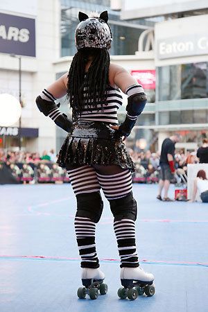 Roller Derby Costume, Roller Derby Clothes, Roller Derby Art, Louboutin Wedding, Boots Wedding, Roller Skating Outfits, Roller Derby Girls, Derby Skates, Derby Ideas