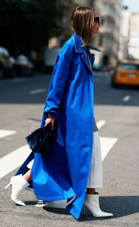 19 Impressive Autumn Outfits Anyone Can Copy via @WhoWhatWearAU Blue Coat Outfits For Women, Blue Fall Outfits, Aesthetic Blue Outfits, Cobalt Outfit, Blue Trench Coat Outfit, Bright Blue Outfit, Madeline Aesthetic, Blue Fashion Aesthetic, Blue And Pink Outfit