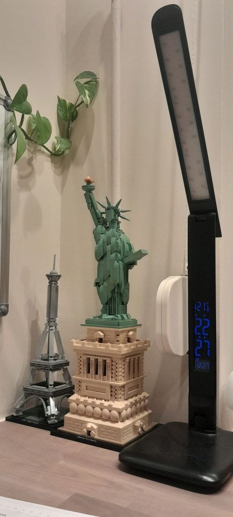 Aesthetic Lego Sets, Lego Sets Aesthetic, Legos Aesthetic, Cool Lego Ideas, Cool Lego Sets, Lego Statue Of Liberty, Lego Statue, Lego Eiffel Tower, Lego Room Decor