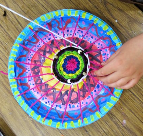 Cassie Stephens: In the Art Room: Circle Loom Weaving with Second Grade Plate Weaving, فن النسيج, Circle Loom, Steam Art, Art Rooms, Cassie Stephens, Art Weaving, Weaving For Kids, 2nd Grade Art