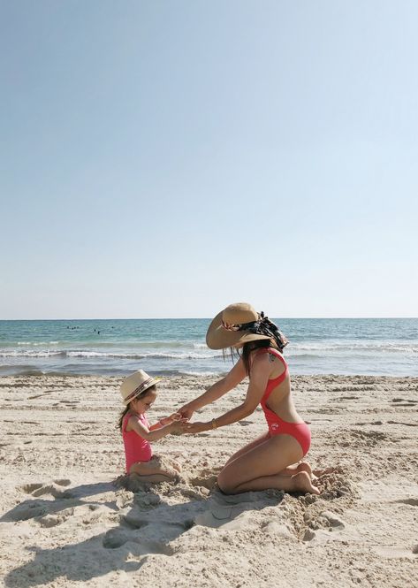 Beach Pictures With Daughter, Mum Daughter Photography, Mom And Daughter Beach Photos, Mommy Daughter Beach Photos, Mom And Daughter Beach Photo Ideas, Mom And Daughter Vacation, Mother Daughter Beach Pictures, Sea Photoshoot Ideas, Summer Baby Photos