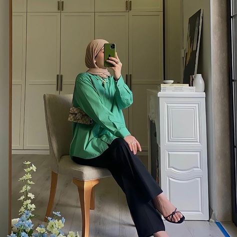 Green Chemise Outfit Hijab, Green Blouse Outfit, Hijabi Summer, Green Top Outfit, University Outfits, Blouse Outfit Casual, Chic Work Outfit, Hijab Fashion Summer, Hijabi Fits