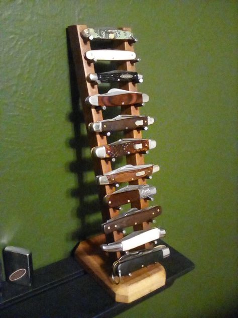 Pocket Knife Storage Ideas, Pocket Knife Storage, Knife Stand Diy, Knife Display Ideas Diy, Woodworking Ideas, Diy Knife Display, Knife Collection Display Ideas, Knife Display Ideas, Pocket Knife Display Ideas