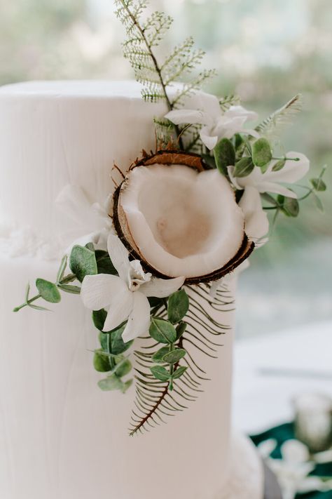 Palm Tree Wedding Cake, Coconut Bar Wedding, Jungle Wedding Cake, Tropical Wedding Invites, Coconut Party, Jungle Wedding Theme, Tropical Reception, Katrina Wedding, Tropical Elopement