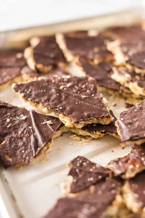 Ritz cracker toffee is salty and sweet and so simple to make. A must make holiday dessert! Also known as Christmas crack or Cracker Candy. Ritz Cracker Toffee Recipe, Recipe With Ritz Crackers, Ritz Cracker Toffee, Homemade Holiday Treats, Saltine Cracker Toffee, Saltine Toffee, Cracker Candy, Cracker Toffee, Toffee Candy