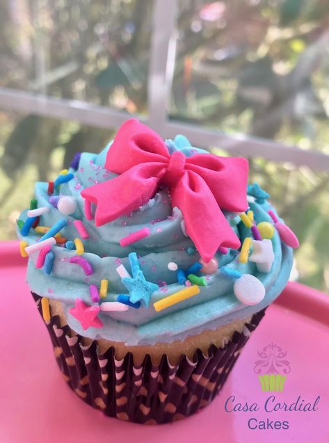 JoJo Siwa Inspired Cupcakes Jojo Cupcakes, Jojo Siwa Cupcakes, Jojo Siwa Birthday Cupcakes, Jojo Siwa Cupcake Ideas, Jojo Siwa Cookies, Jojo Siwa Birthday Party Ideas Cakes, Jo Jo Siwa Cake, Jojo Siwa Party, Jojo Siwa Cake