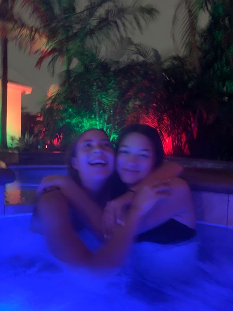 Winter Hottub Pictures Friends, Aesthetic Hot Tub Photos, Jacuzzi With Friends, Hotel Pictures With Friends, Hot Tub Insta Pics, Cute Hot Tub Pictures, Vsco Posts Ideas, Hot Tub Poses, Hot Tub Photoshoot Ideas