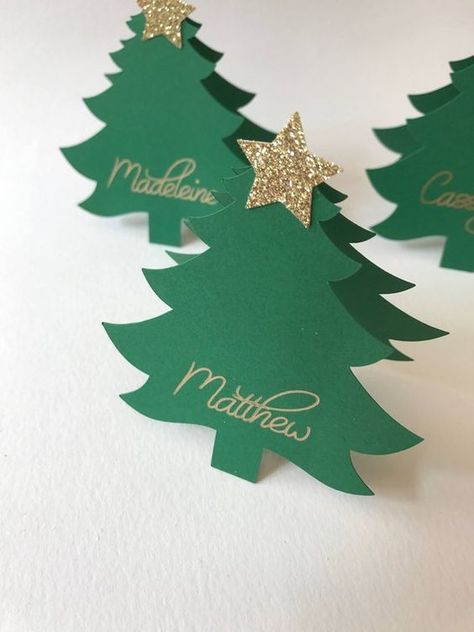 Place Cards Christmas, Table Decor Christmas, Christmas Tree Cupcakes, Xmas Art, Christmas Place Cards, Christmas Table Decor, Christmas Place, Christmas Tree Cards, Christmas Tablescapes