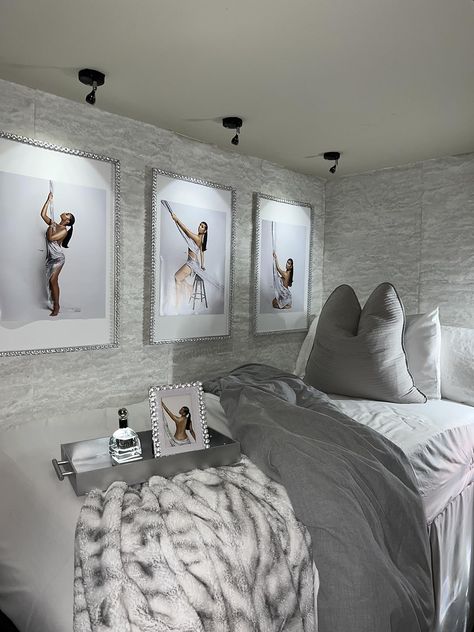 Gray And White Dorm Room Ideas, Dorm Ideas Cozy, Room Ideas Twin Bed, Twin Bed Decor, Black And White Dorm Room Ideas, Pink And Grey Dorm Room, Grey Dorm Room Ideas, Luxury Dorm Room Ideas, Dorm Room Ideas For Girls College