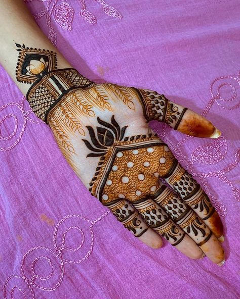 Lotus Mehndi Design, Full Mehndi, Mehndi Designs Bridal Hands, Mehndi Designs For Kids, Mehndi Design Pictures, Very Simple Mehndi Designs, Simple Mehndi Designs Fingers, Modern Mehndi Designs, Engagement Mehndi Designs