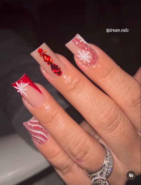 Acrylic Nails For Christmas Holiday, Square Acrylic Nails Holiday, Christmas Baddie Nails Acrylic, Medium Square Christmas Nails, Christmas Nail Sets Short, Short Acrylic Nails Designs Winter, Gingerbread Nails Acrylic, Christmas Acrylic Nails Short, Christmas Nails Square Short