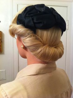 Updo Hairstyles for Bridesmaid Which are quite elegant and popular. Description from pinterest.com. I searched for this on bing.com/images Vintage Hair Updo, Cabelo Pin Up, 40s Hairstyles, 50s Hairstyles, Victory Rolls, 1940s Hairstyles, Pin Up Vintage, Rockabilly Hair, Pin Up Hair