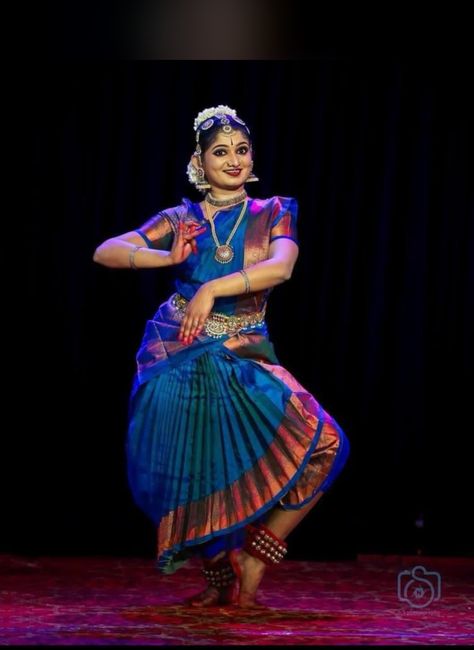 Bharatanatyam Dancer, Bharatanatyam Costume, Bharatanatyam Poses, Ancient Drawings, Indian Classical Dance, Dance Photography Poses, India Culture, Indian Textiles, Cool Pictures Of Nature