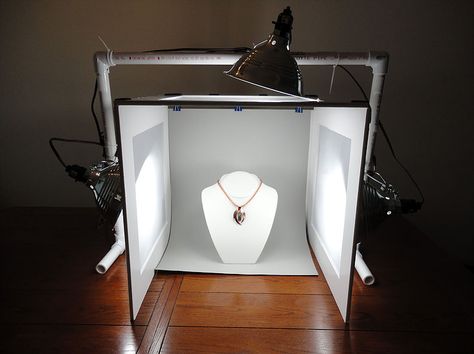 Build your own photography lightbox and take professional quality pictures. Diy Jewelry Photography, Photo Light Box, Light Box Diy, Light Box Photography, Photographing Jewelry, Diy Light, Photo Box, Diy Photography, Trik Fotografi