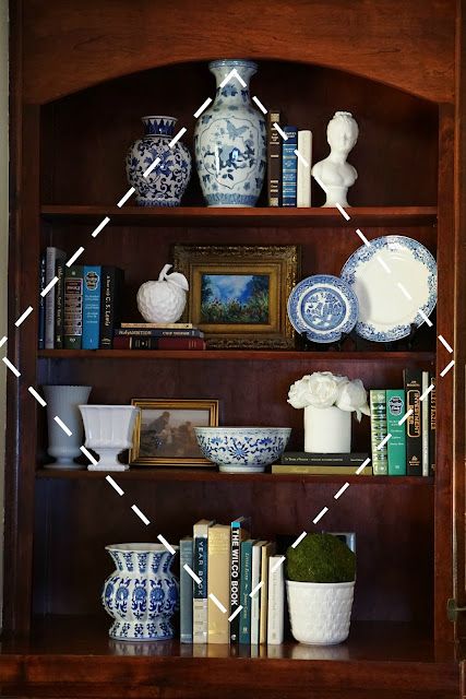 Top Of Bookshelf Decor, Ideas For Bookshelves, Bookshelves Styling, Styling Bookshelves, Shelf Decor Living Room, Styling Shelves, Hutch Decor, Decorating Bookshelves, Bookcase Styling