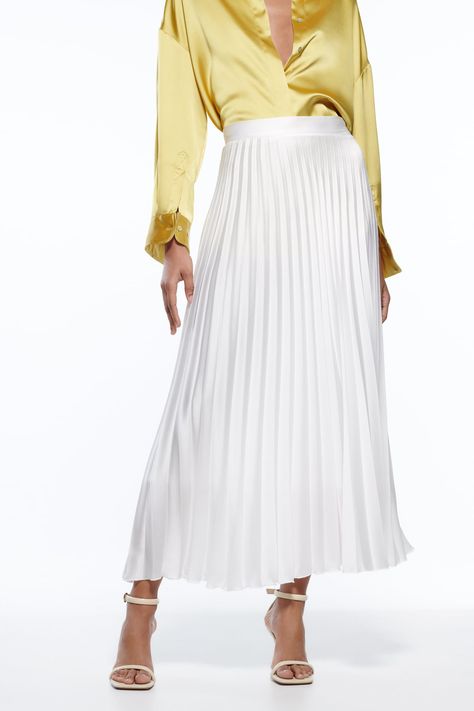 15 Cute Outfits I'm Wearing This Spring & Summer 2022 Midi Pleated Skirt Outfit, Cropped Collared Shirt, Simple Spring Outfits, Dubai Sharjah, Pleated Skirt Outfit, Skirt Silk, White Pleated Skirt, Oyster White, Classic Style Outfits