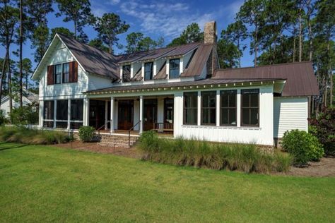 Exquisite South Carolina farmhouse evoking a low country style Low Country Style, Carolina Farmhouse, Country Architecture, Low Country Homes, House Porch, Modern Rustic Farmhouse, Palmetto Bluff, Modern Farmhouse Exterior, House Features