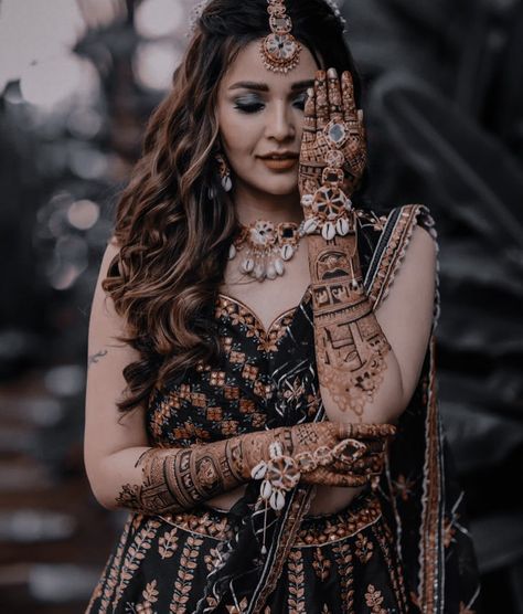 Mehandi Stills, Mehandi Shoot, Mehandi Poses, Mehendi Shoot, Mehendi Pose, Mehendi Outfit Ideas, Mehndi Suit, Mehendi Photography Bridal, Mehndi Photoshoot