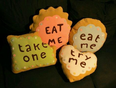 Eat me cookie throw pillows. Very nice! You can make these yourself (I'll pin the link/video later) Alice In Wonderland Pillow, Sewing Projects Room Decor, Alice In Wonderland Playroom, Alice In Wonderland Baby Room, Wonderland Room Decor, Room Ideas Disney, Disney Themed Room, Disney Decor Bedroom, Diy Alice In Wonderland