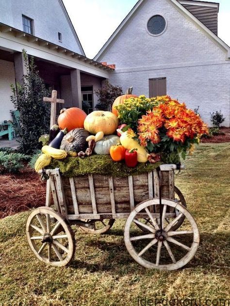 common ground : Weekend Inspiration: Wagons and Wheelbarrows for Fall Pumpkin Painting Ideas Fall, Flower Carts, Painting Ideas Fall, Goat Cart, Mums In Pumpkins, Autumn Farmhouse, Outside Fall Decor, Weekend Inspiration, Fruits Decoration